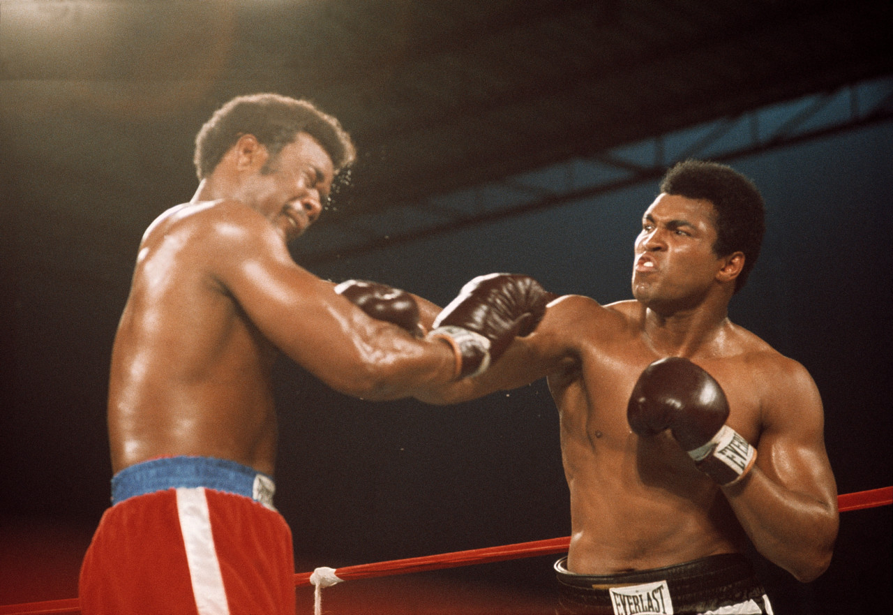 ZAIRE. Kinshasa. 
October 30th 1974. On the right: Muhammad ALI, throwing the knock out punch which gave him victory.
World Heavyweight Boxing Championship between American fighters Muhammad ALI and George FOREMAN.